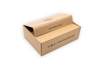 Boîte d’expédition en carton imprimé ouverte pour emballage e-commerce moderne