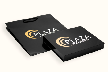 Boîte cadeau noire et sac en papier avec logo Plaza Hotelgroup