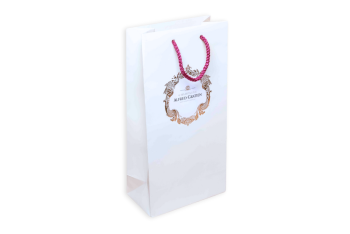Sac en papier blanc avec poignée rouge et logo décoratif