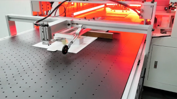 Machine d'emballage automatisée coupant et pliant du papier