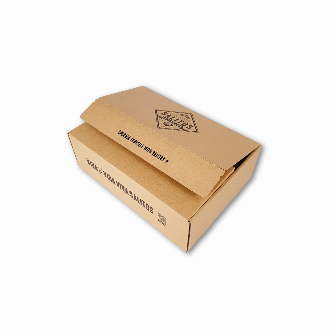 Boîte en carton marron avec impression de logo sur fond blanc