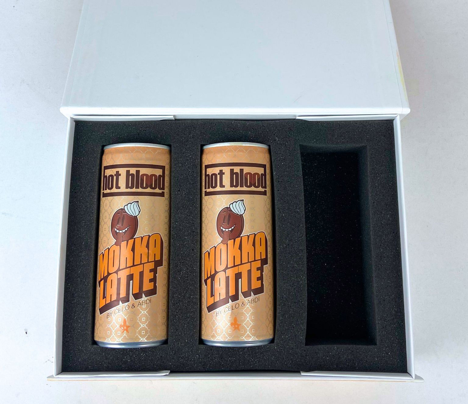 Deux boîtes de Moka-Latte dans une boîte cadeau en mousse noire