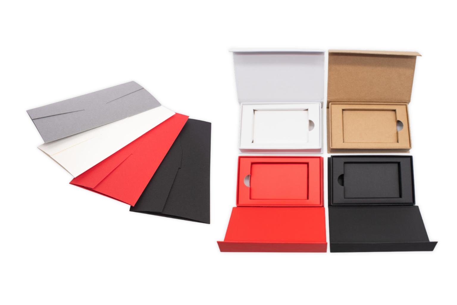 Enveloppes et boîtes aimantées ouvertes en blanc, rouge, noir et marron pour bons cadeaux