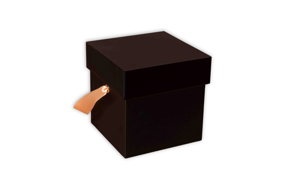 Boîte magnétique noire avec étiquette pour un emballage cadeau élégant