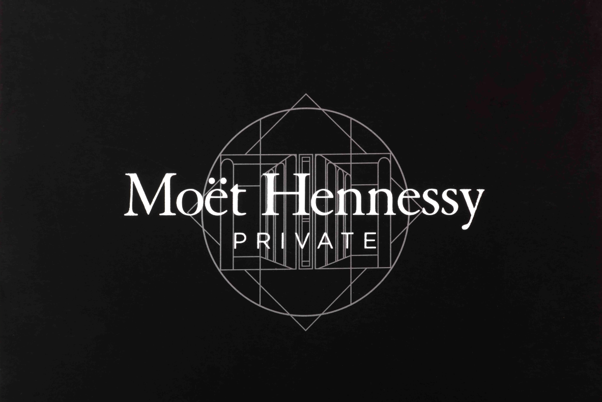 Fond noir avec logo privé Moët Hennessy en blanc