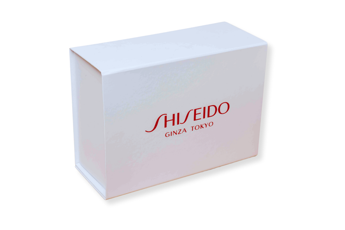 Boîte magnétique blanche avec impression rouge "Shiseido Ginza Tokyo"