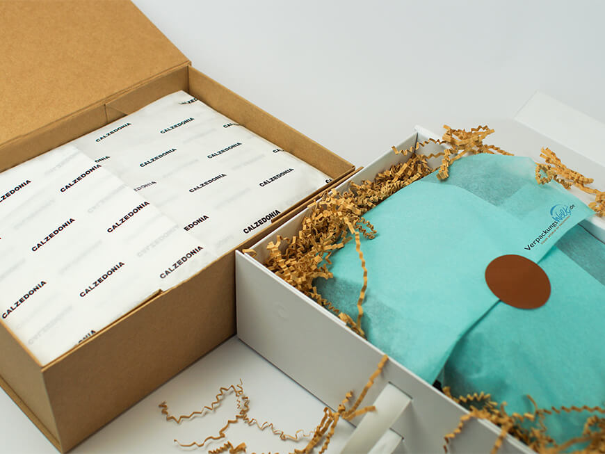 Boîte cadeau avec papier de soie et emballage en carton ondulé pour une présentation élégante