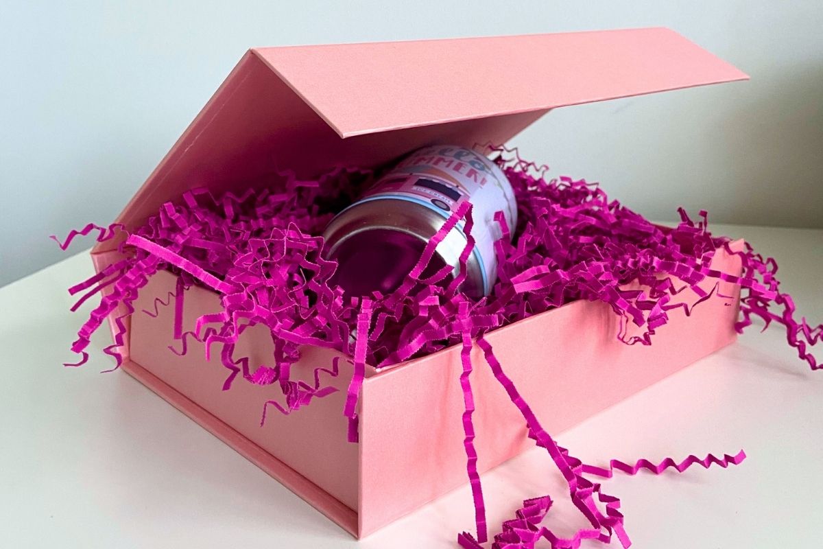 Boîte magnétique rose avec matériau de remplissage violet