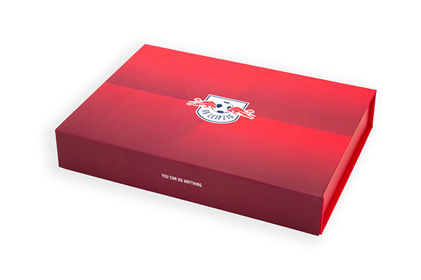 Boîte à rabat rouge fermée avec logo RB Leipzig et slogan « You can do anything »