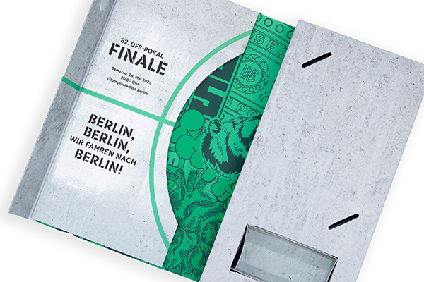 Boîte à rabat grise ouverte avec impression intérieure verte pour la finale de la Coupe d'Allemagne 2025 à Berlin