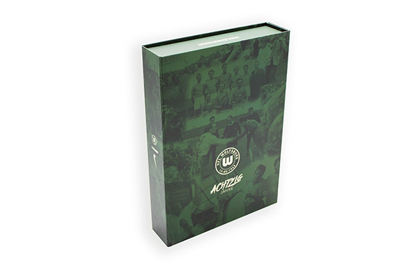 Boîte magnétique verte fermée avec logo du VfL Wolfsburg et inscription anniversaire « Achtzig Jahre »