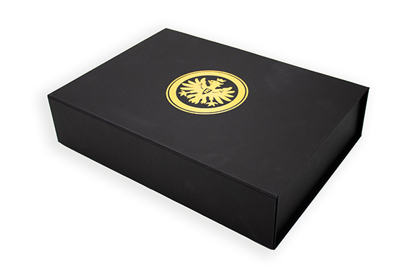 Boîte magnétique noire avec l'aigle doré d'Eintracht Francfort sur le couvercle