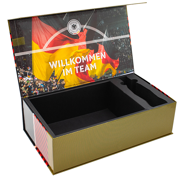 Boîte magnétique DFB noire avec calage pour maillot, motif de drapeaux allemands et inscription « Willkommen im Team »